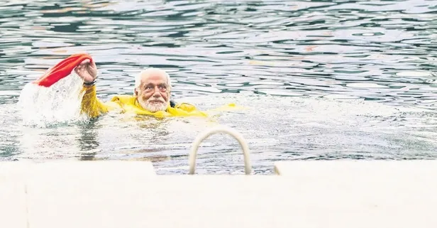 Fedon Boğazda denize atladı! Bu sefer sezonu İstanbul'da açtı