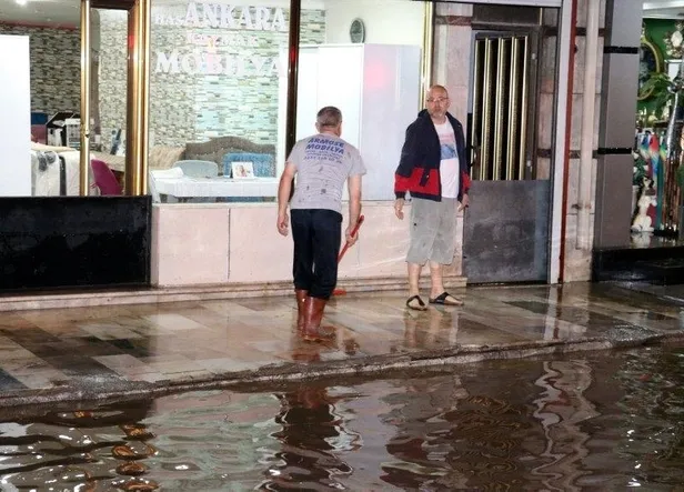 İzmir’i sel götürdü, CHP’li Tunç Soyer Tarkan konserinde eğlendi