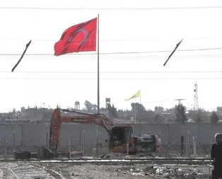 Suriye sınırına dev bayrak asıldı