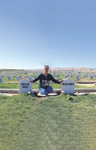 Evlatlarının mezarından haykırdı! "Eşimi de öldürmüş olabilir"