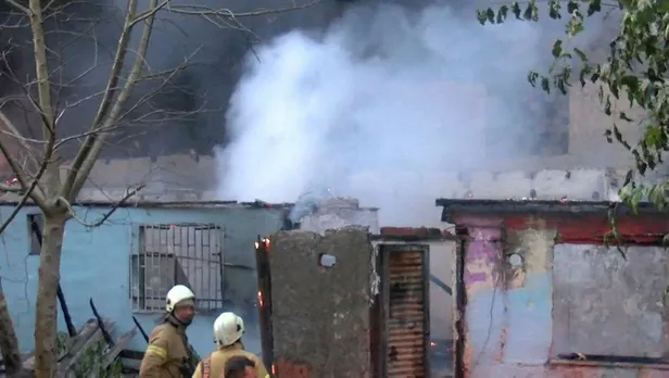 Sarıyer'de korku dolu anlar! 2 gecekondu yangın sonucu küle döndü-2