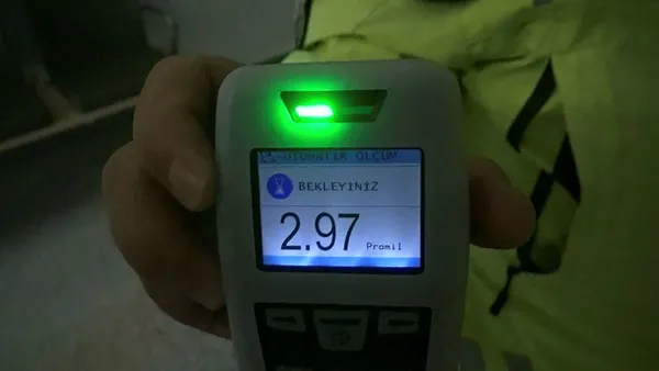 sarhos-surucu-297-promil-alkolle-cakarli-arac-kullanirken-yakalandi-ben-ozel-kuvvetlerden-tolga-aslan-1641449586379.jpg Sarhoş sürücü 2.97 promil alkolle çakarlı araç kullanırken yakalandı: Ben özel kuvvetlerden Tolga Aslan-5