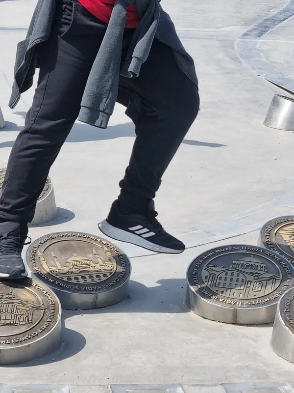 ibb-baskani-ekrem-imamoglu-toplumun-sinir-uclariyla-oynuyor-cami-motiflerini-yere-yerlestirdiler-1681885052270.jpeg İBB Başkanı Ekrem İmamoğlu toplumun sinir uçlarıyla oynuyor: Cami motifleri ayaklar altında-4