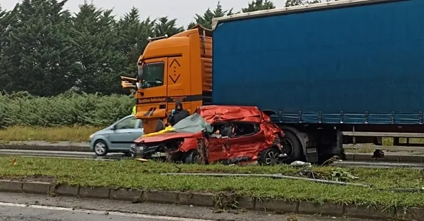 Otomobilin tırın dorsesine çarptığı feci kazada 3 kişi hayatını kaybetti!