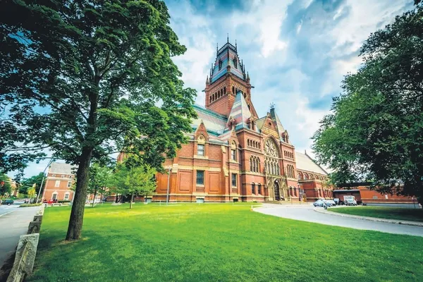 Lal Özyeğin, ailesinin eğitim hayatındaki ayak izlerini takip etti: Babası gibi Harvard Üniversitesi'nde master yapacak-6