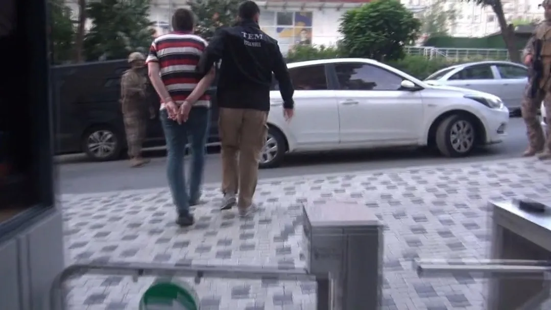 1781761091762.jpg İstanbul’da DEAŞ operasyonu: Sosyal medya paylaşımları takibe takıldı! 15 gözaltı-3