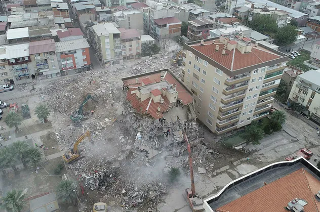 İzmir'deki çürük binaların müsebbibi kim?