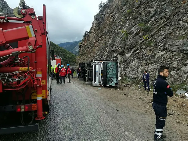 Antalya'da midibüs devrildi: Ölü ve yaralılar var-2