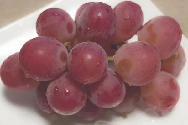 bu-uzumu-almak-her-babayigidin-harci-degil-bir-salkimi-12-bin-700-dolara-alici-buldu-1626510554274.jpg Bu üzümü almak her babayiğidin harcı değil! Bir salkımı 12 bin 700 dolara alıcı buldu-2