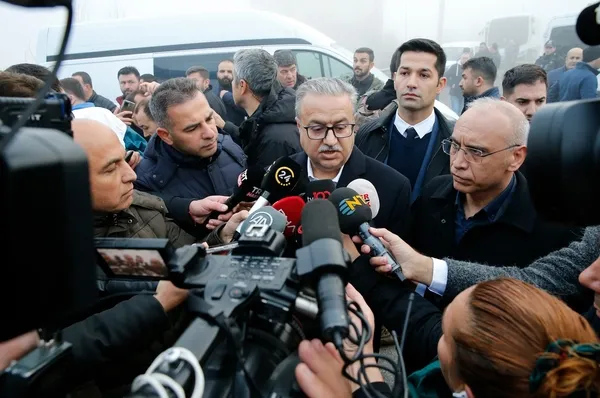Son dakika: Diyarbakır'da polis servisine bombalı saldırı: 9 memur yaralandı-14