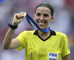 Liverpool Chelsea maçının hakemi Stephanie Frappart kimdir? Kaç yaşında ve nerelidir?