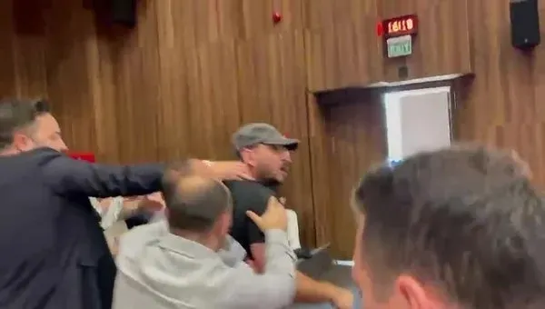 chp-kocaeli-toplantisinda-gergin-anlar-milletvekilinin-kuzeni-tehdit-etti-1717959858352.jpeg CHP Kocaeli toplantısında tansiyon yükseldi! Taraflar birbirine girdi: Tehditler savurup üstüne bir de saldırdı... İşte o görüntüler-1