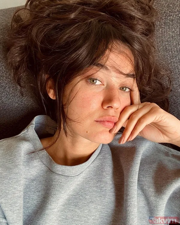 Yargı'nın avukat Ceylin’i Pınar Deniz’den bornozlu paylaşım! Bacak bacak üstüne atan Pınar iddialı pozuyla sosyal medyayı salladı - 1