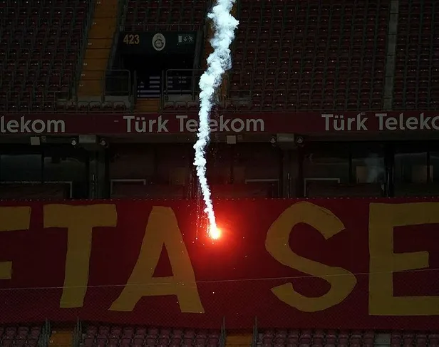 dev-derbide-ilginc-anlar-galatasaray-ile-fenerbahce-arasinda-seyircisiz-oynanan-macta-sahaya-mesale-atildi-1601225053687.jpeg