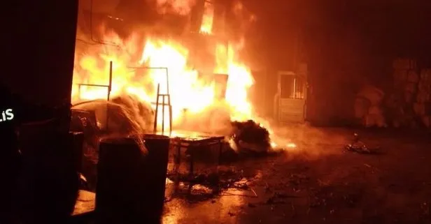 Geri dönüşüm fabrikasında yangın: Alevler geceyi aydınlattı