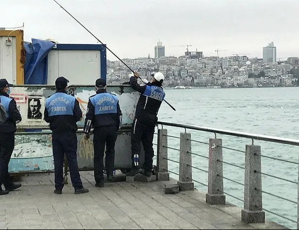 Son dakika: Üsküdar'da yasağa rağmen bariyerlerin arkasına saklanıp balık tutmak isteyen şahıs zabıtaya yakalandı-3