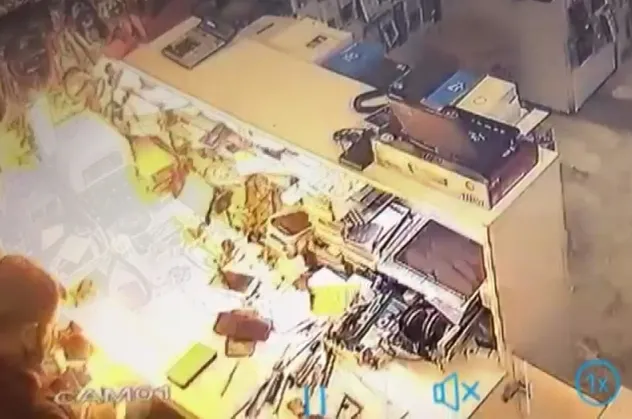Şişen cep telefonu bataryası bomba gibi patladı! Panik dolu anlar kamerada