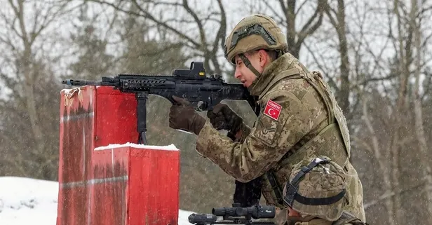 Türk ve İspanyol askerlerinden dostluk pozu: "Omuz omuza"