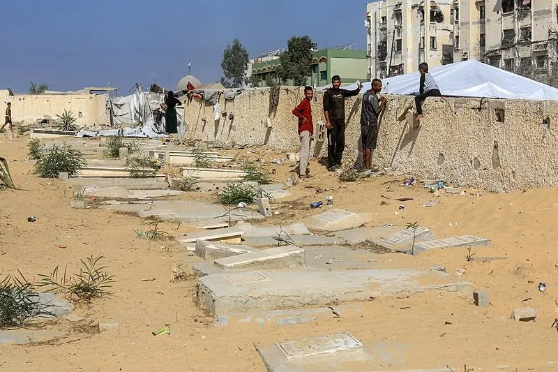 Yerinden edilen Filistinliler, mezarlıklarda kurdukları çadırlarda yaşam mücadelesi veriyor. (AA)