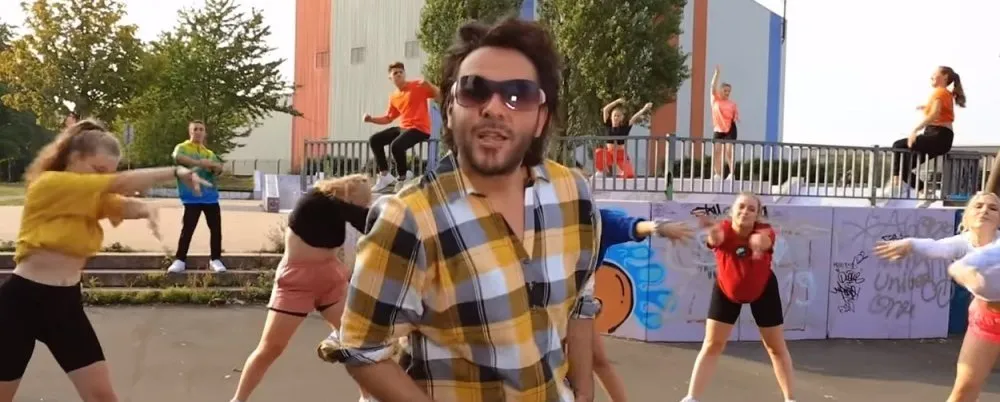 ismail yk yala dur sarkisiyla tepki cekti memleket zangir zangir sallaniyor videosunu izle takvim tv