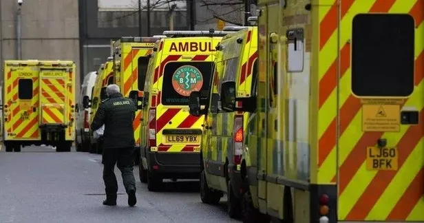 İngiltere'de sağlık sistemi çöktü! Hastalar yatak yerine yerde yatıyor-2