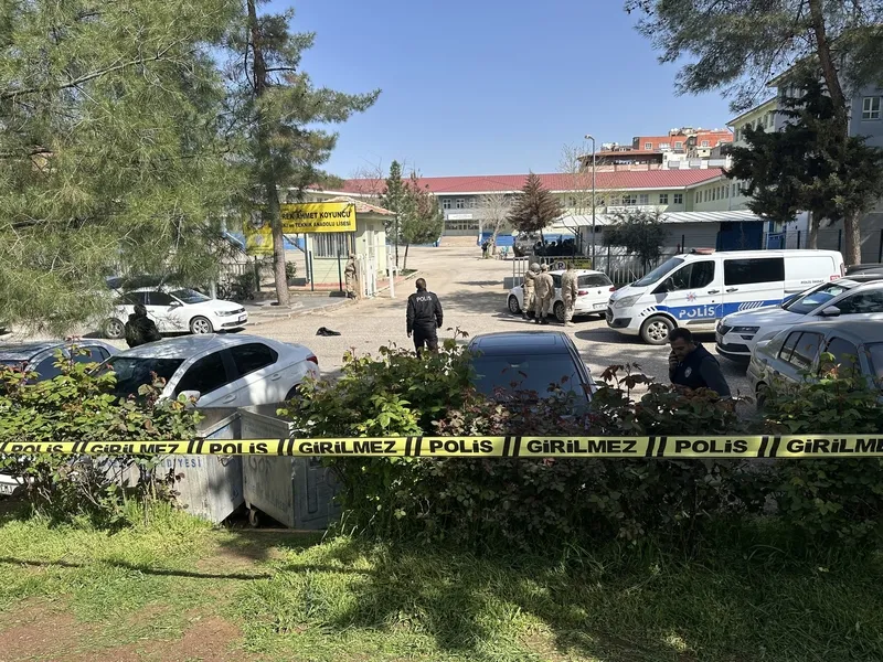 sanliurfada-lisede-silahli-baskin-dehseti-saldirgan-intihar-etti-yarali-sayisi-artiyor-1776157132170.jpeg Şanlıurfa'da lisede silahlı baskın dehşeti | Saldırgan intihar etti | 10'u öğrenci 16 yaralı-6