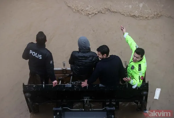 SON DAKİKA: İzmir'de sel felaketi! Polisler vatandaşlara yardımcı oldu - 4