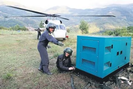 65 yaşındaki Emekli Astsubay Turhan Tekin, azgın sel sularına daldı! Yurtta mahsur kalan 19 kız öğrenciyi kurtardı-13