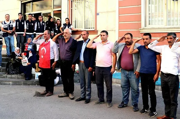 HDP önündeki ailelerden Barış Pınarı Harekatı'na ‘asker selamlı’ destek