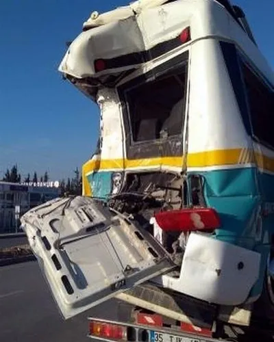 İzmir'de feci kaza! Kamyon, yolcu minibüsüne çarptı: 3'ü ağır 13 yaralı-2