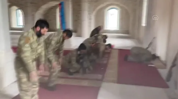 ermenistan-isgalinden-kurtarilan-susada-azerbaycanli-asker-28-yil-sonra-yasadigi-evini-buldu-1605260946344.jpg Ermenistan işgalinden kurtarılan Şuşa'da Azerbaycanlı asker, 28 yıl sonra yaşadığı evini buldu-6