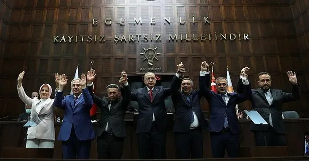 İki belediye başkanı daha AK Parti’ye katıldı! Rozetlerini Başkan Erdoğan taktı
