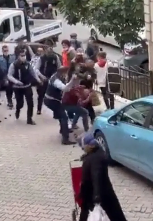 istanbul-kagithanede-seyyar-saticiyi-yumruklayan-zabita-memurlari-aciga-alindi-1633640340872.jpg İstanbul Kağıthane'de seyyar satıcıyı yumruklayan zabıta memurları açığa alındı!-2