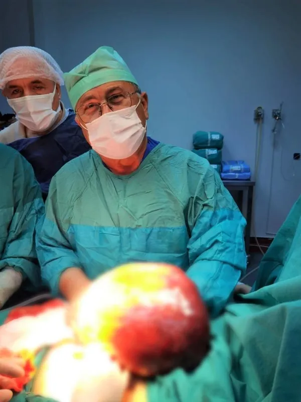 22-yasindaki-genc-kiz-karin-agrilari-nedeniyle-hastaneye-gitti-karnindan-5-kiloluk-kitle-cikti-1653720635313.jpg 22 yaşındaki genç kız karın ağrıları nedeniyle hastaneye gitti karnından 5 kiloluk kitle çıktı-2