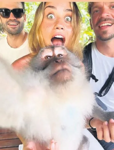 Güzel oyuncu Serenay Sarıkaya'nın kıyafeti baharı getirmiş dedirtti-10