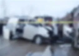 TIR, servisle çarpıştı: 27 yaralı