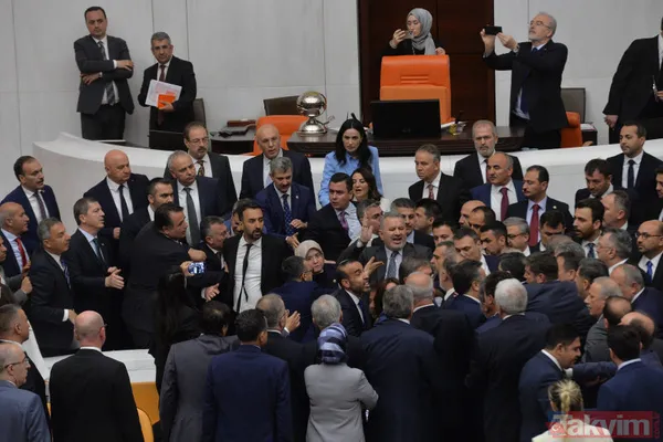 PKK sokakları DEM Parti Meclis'i karıştırdı! Kavga dövüş kürsüyü işgal ettiler | AK Parti'den "Meclis'te PKK istemiyoruz" sloganları - 15