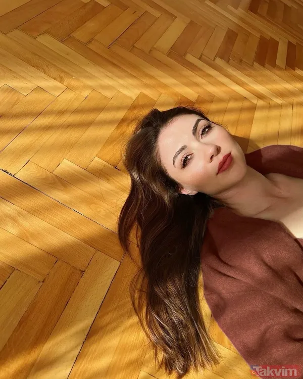 Burcu Özberk’ten bornozlu paylaşım! Güneş banyosu yapan Burcu Özberk sosyal medyaya damga vurdu: Yaktın ortalığı! - 9