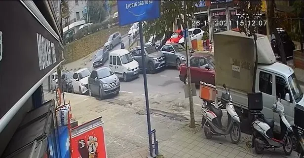 Lüks araçtaki kadın sürücü fren yerine gaza bastı! Kadıköy’de dehşet anları...