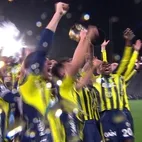 Şampiyon Fenerbahçe kupayı böyle kaldırdı!