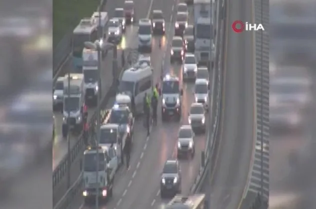 E-5'te trafiği kilitleyen kaza! Minibüs bariyerlere girdi
