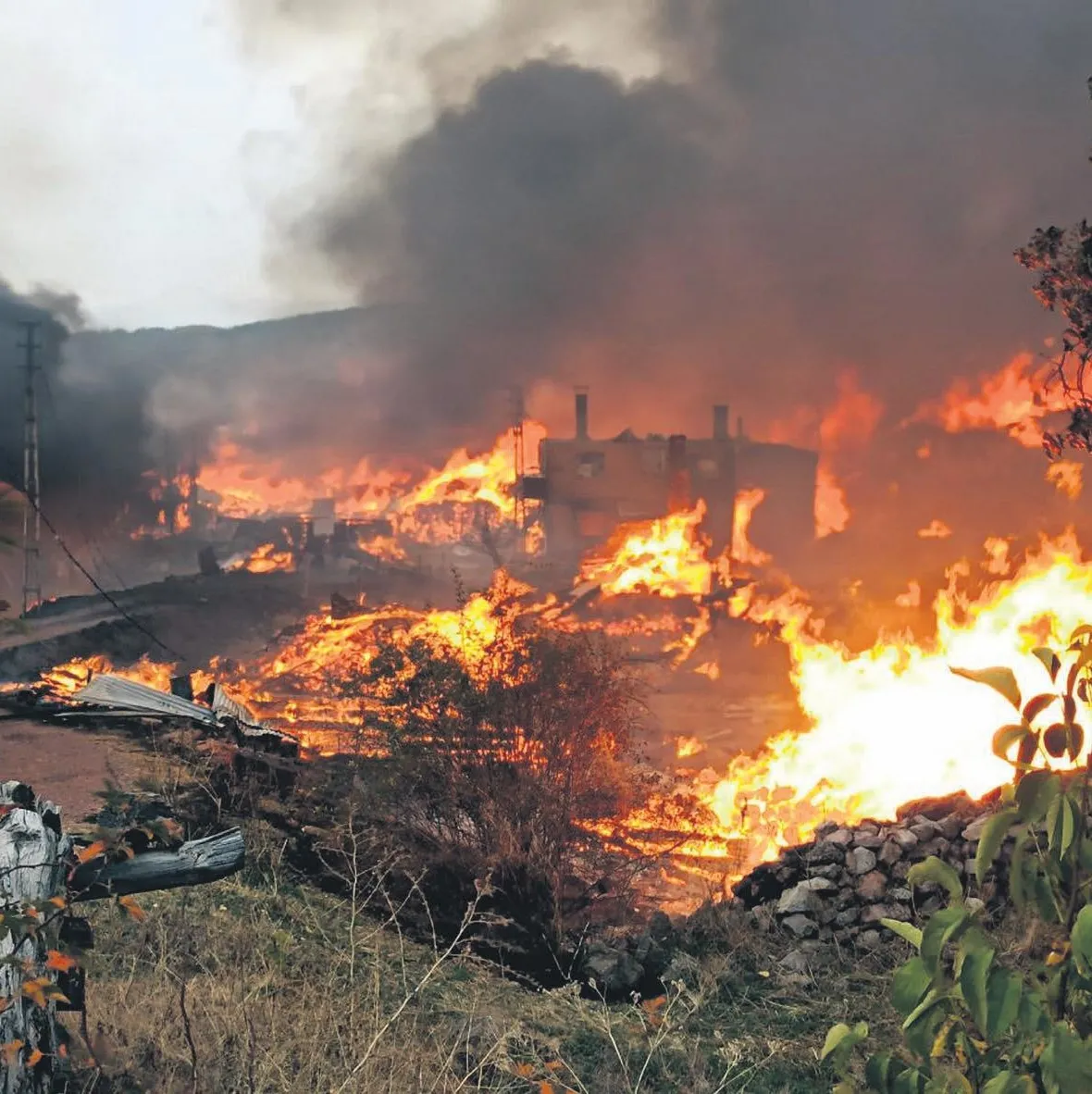 Alevler köyü yuttu