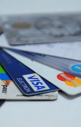 Kredi kartı aidatı bahanesiyle dolandırıcılık yaptı! Cezayı yedi