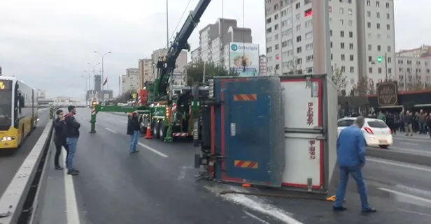 D-100 Karayolu kamyon devrildi! Yol trafiğe kapandı