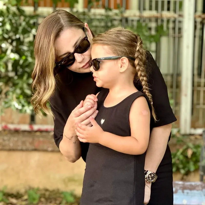 merve-ozbeyin-stil-danismani-kizi-elif-beni-asiste-etmeye-calisiyor-1775895070135.jpg Merve Özbey’in stil danışmanı kızı Elif! “Beni asiste etmeye çalışıyor”-5