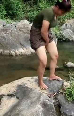 Eliyle balık yakaladı! Yetmedi içinden öyle bir şey çıktı ki...