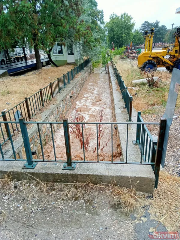 Bursa'da sağanak hayatı felç etti! Ev, iş yeri, AVM otoparkı ve metroları su bastı... Taşan Nilüfer Çayı'ndan ceset çıktı - 33