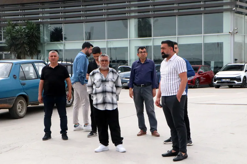 Sıfır otomobilleri sahte plaka ve ruhsatla satıp, parasını zimmetine geçirdi (DHA)