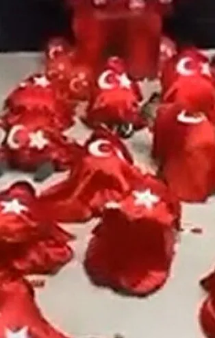 Kayseri'de skandal görüntüler! 29 Ekim'de anaokulu çocuklarını Atatürk posteri önünde secde ettirdiler!