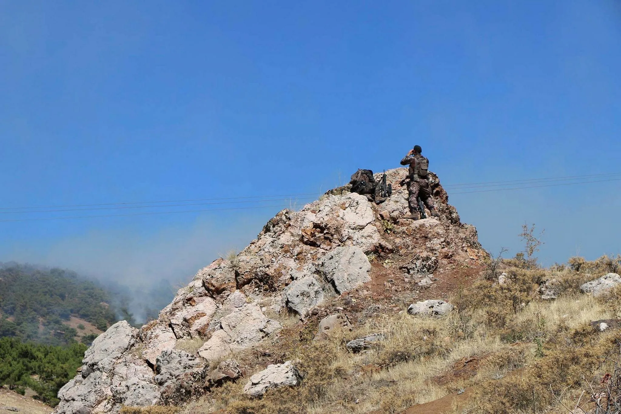 PKK’lı teröristler ormanı yakarak kaçıyor-2